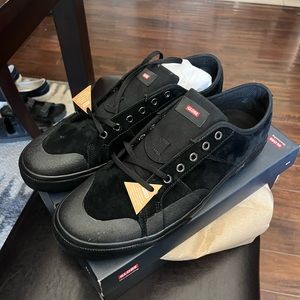 NWT- Globe surplus black/wolverine mens size 12